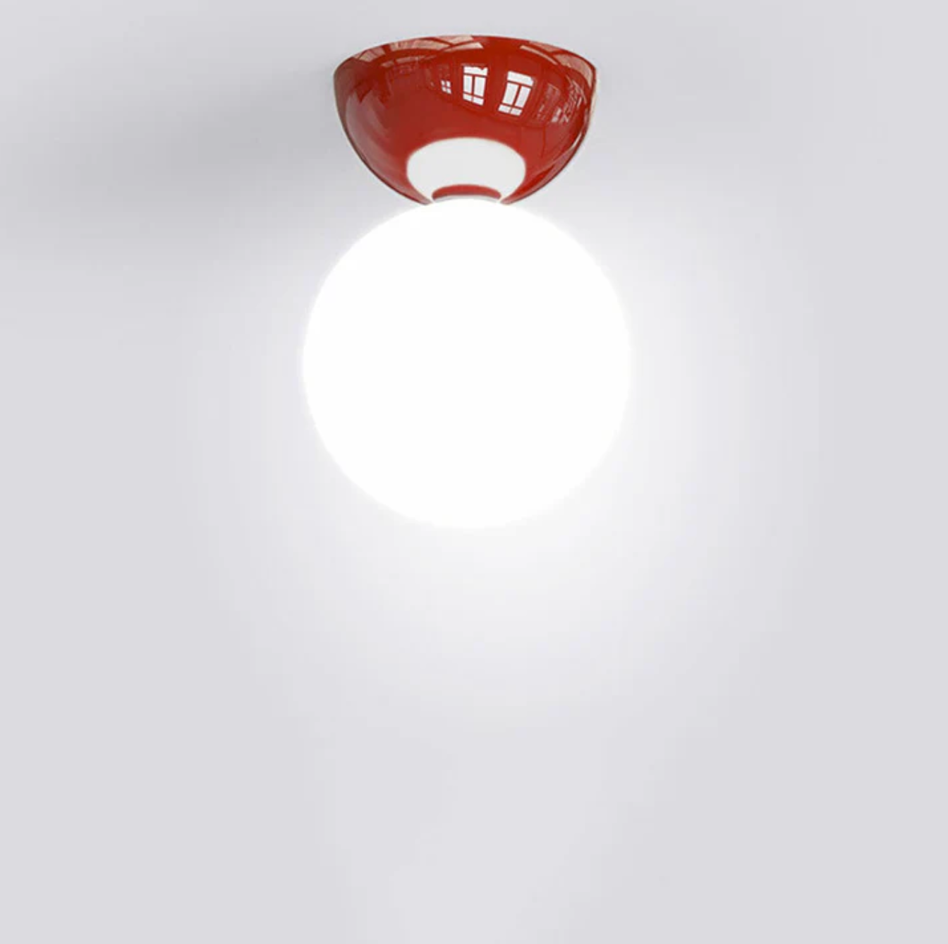 Kugleformet loftlampe med matteret glaskuppel og metalbund