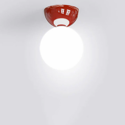 Kugleformet loftlampe med matteret glaskuppel og metalbund