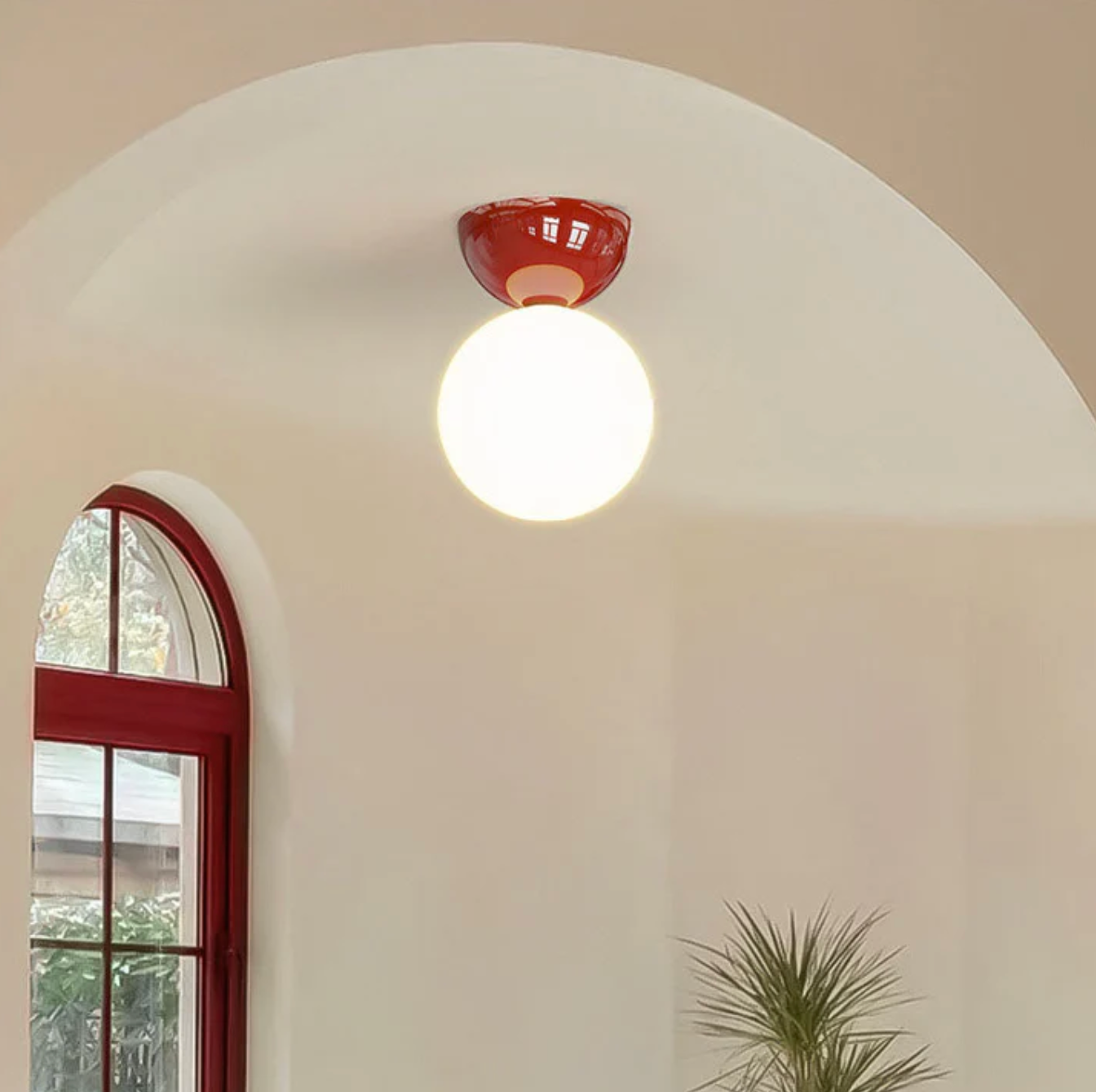 Kugleformet loftlampe med matteret glaskuppel og metalbund