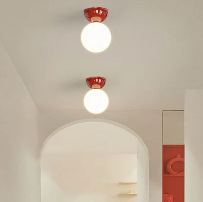 Kugleformet loftlampe med matteret glaskuppel og metalbund