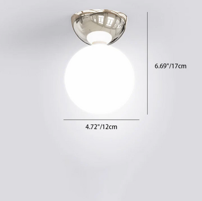 Kugleformet loftlampe med matteret glaskuppel og metalbund