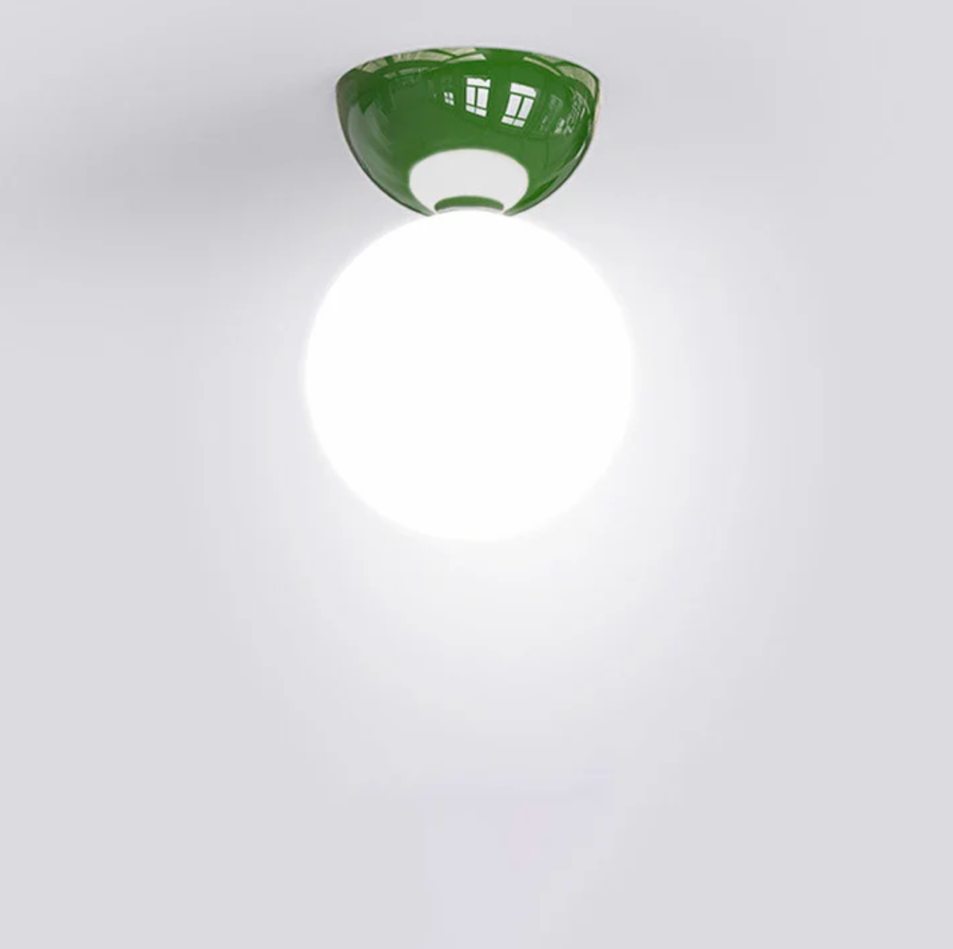 Kugleformet loftlampe med matteret glaskuppel og metalbund