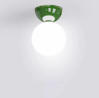 Kugleformet loftlampe med matteret glaskuppel og metalbund