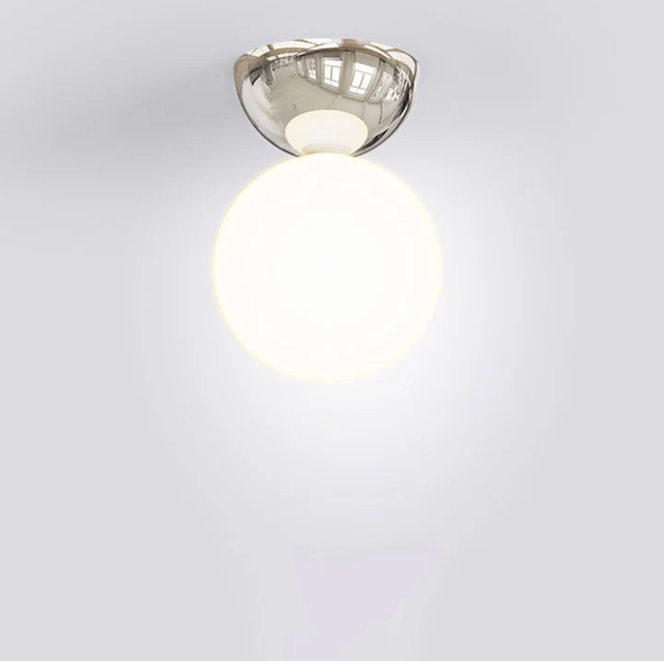 Kugleformet loftlampe med matteret glaskuppel og metalbund