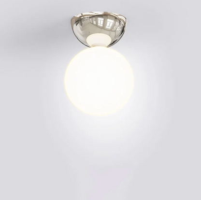 Kugleformet loftlampe med matteret glaskuppel og metalbund