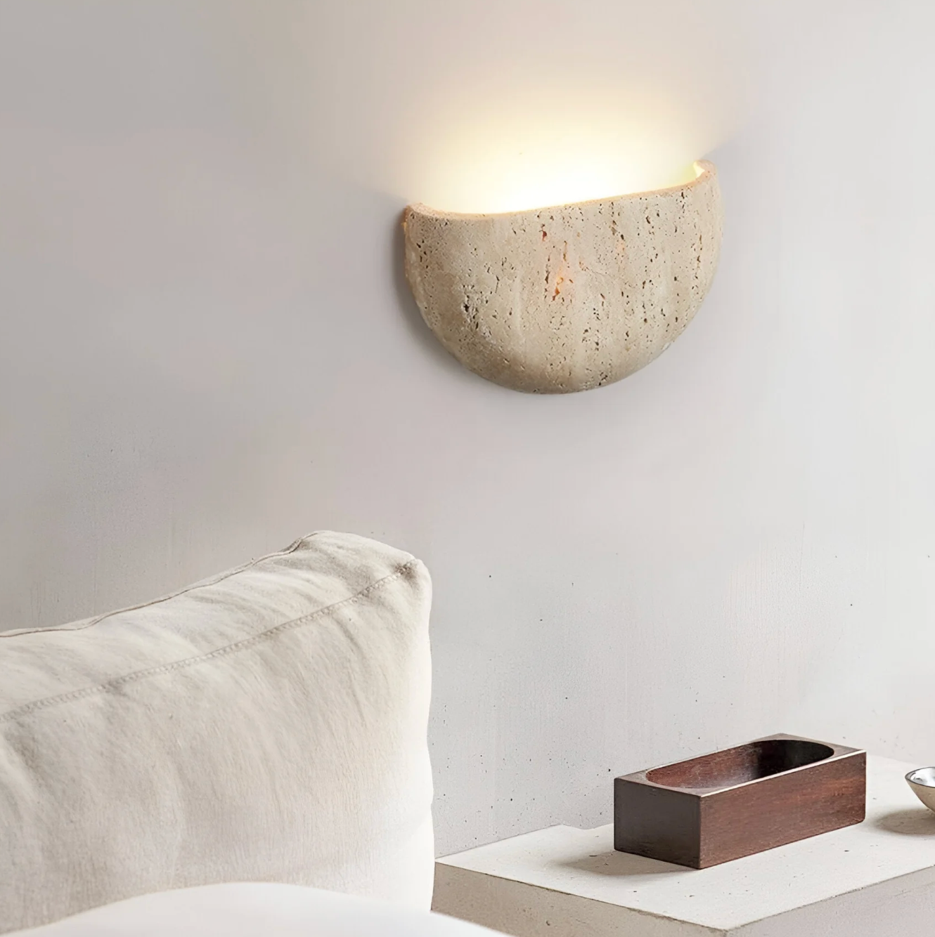 Væglampe i natursten – halvrundt design med LED