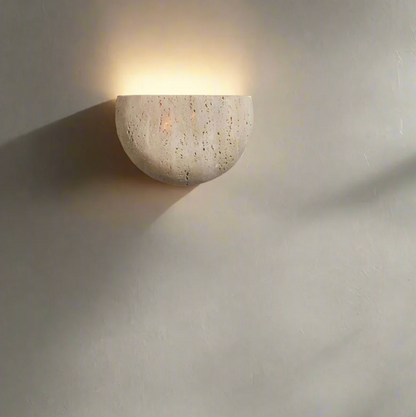 Væglampe i natursten – halvrundt design med LED