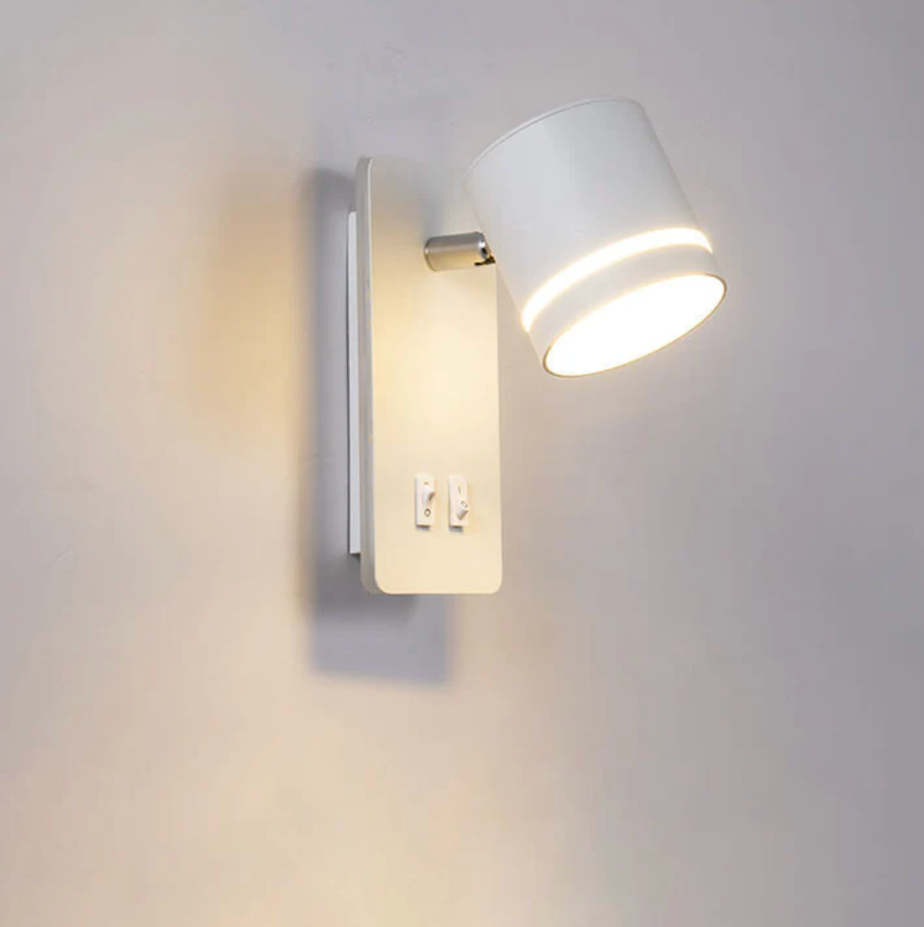 Moderne LED-væglampe med justerbar reflektor og dobbelt afbryder