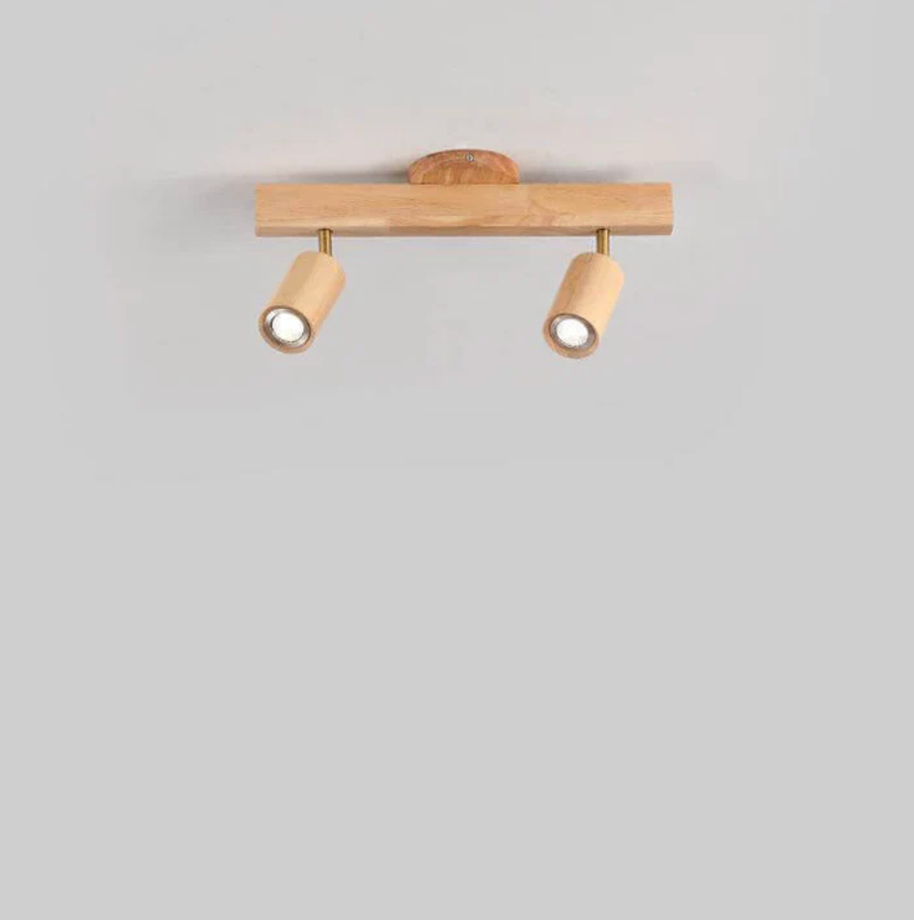 Loftlampe i træ med justerbare spotlights – skandinavisk stil