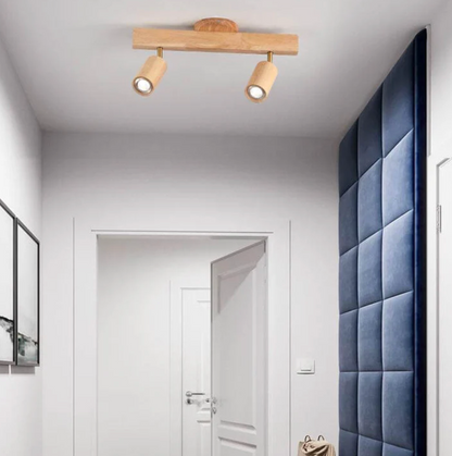 Loftlampe i træ med justerbare spotlights – skandinavisk stil