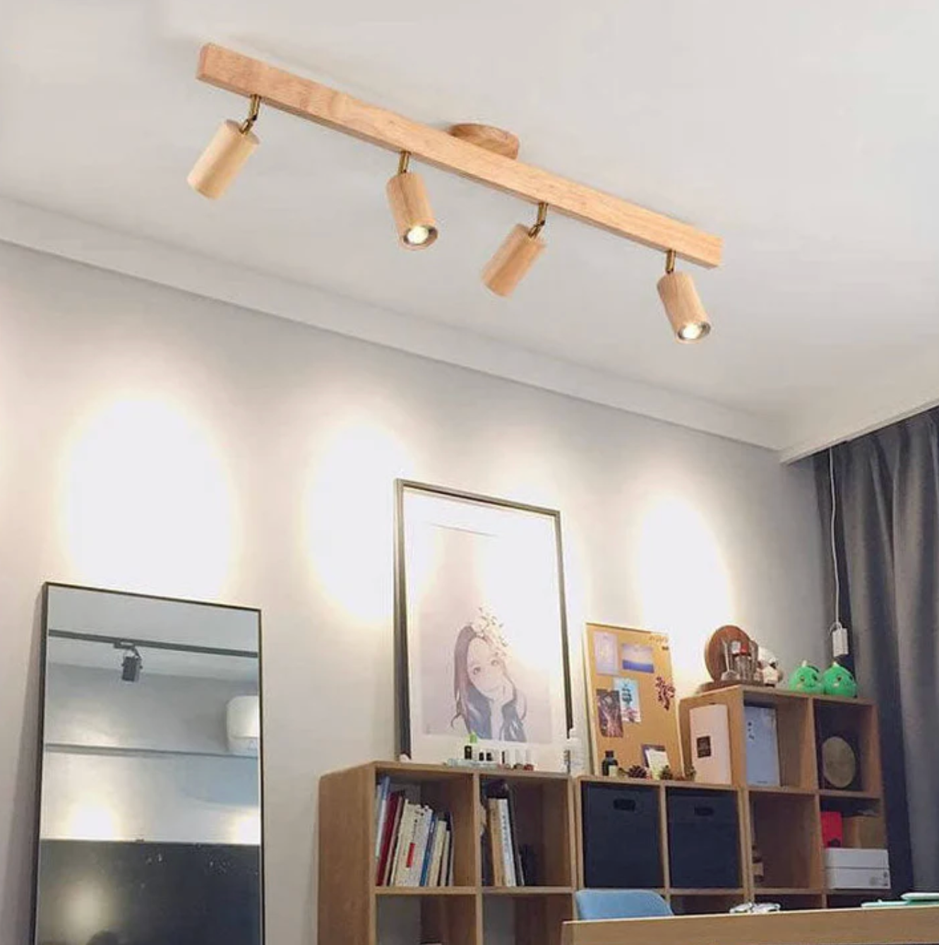 Loftlampe i træ med justerbare spotlights – skandinavisk stil