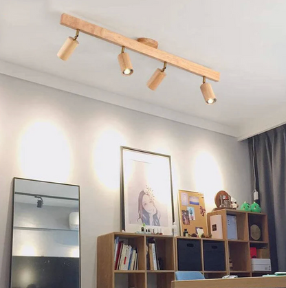 Loftlampe i træ med justerbare spotlights – skandinavisk stil
