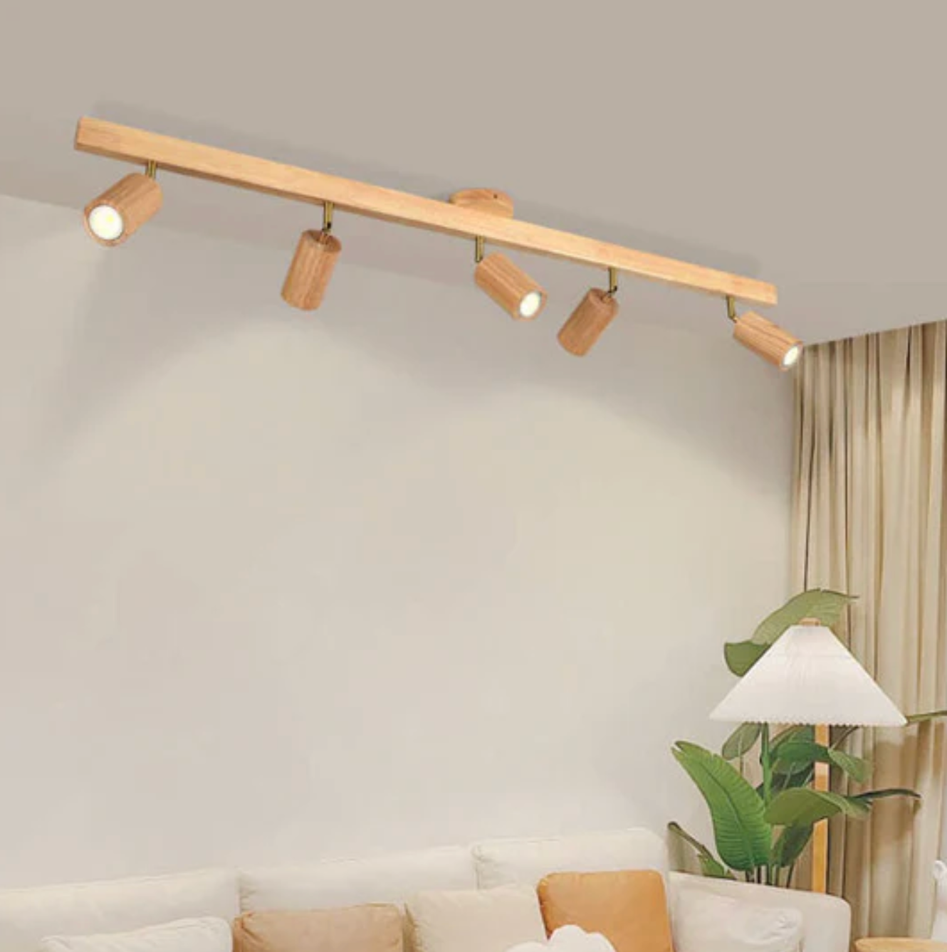 Loftlampe i træ med justerbare spotlights – skandinavisk stil