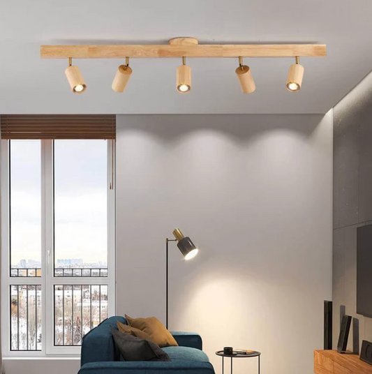 Loftlampe i træ med justerbare spotlights – skandinavisk stil