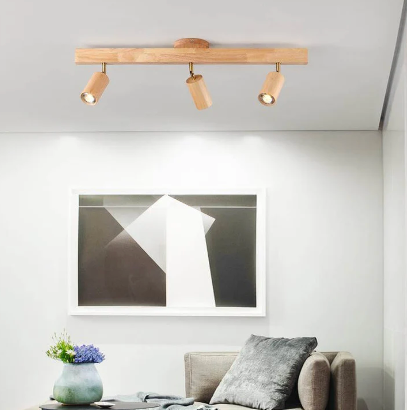Loftlampe i træ med justerbare spotlights – skandinavisk stil