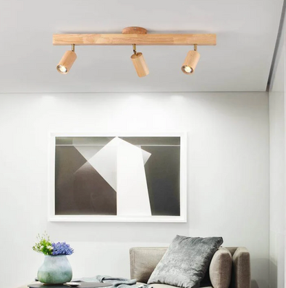 Loftlampe i træ med justerbare spotlights – skandinavisk stil