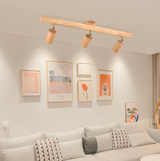 Loftlampe i træ med justerbare spotlights – skandinavisk stil