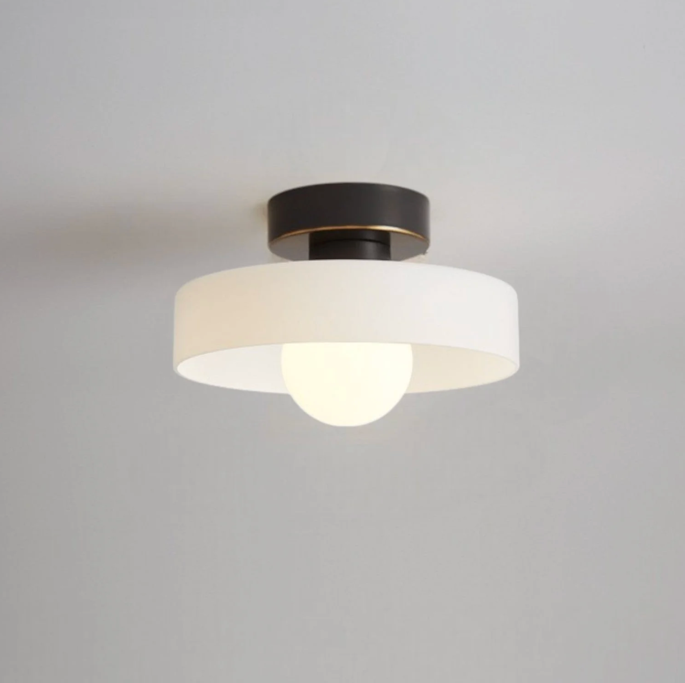 Rund flad LED-loftlampe i minimalistisk design