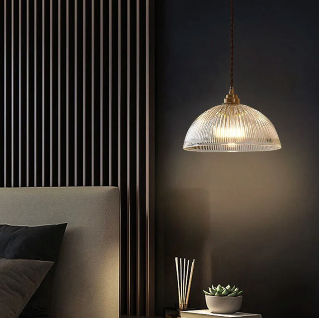 Retro pendellampe med riflet glaskuppel og messingfinish