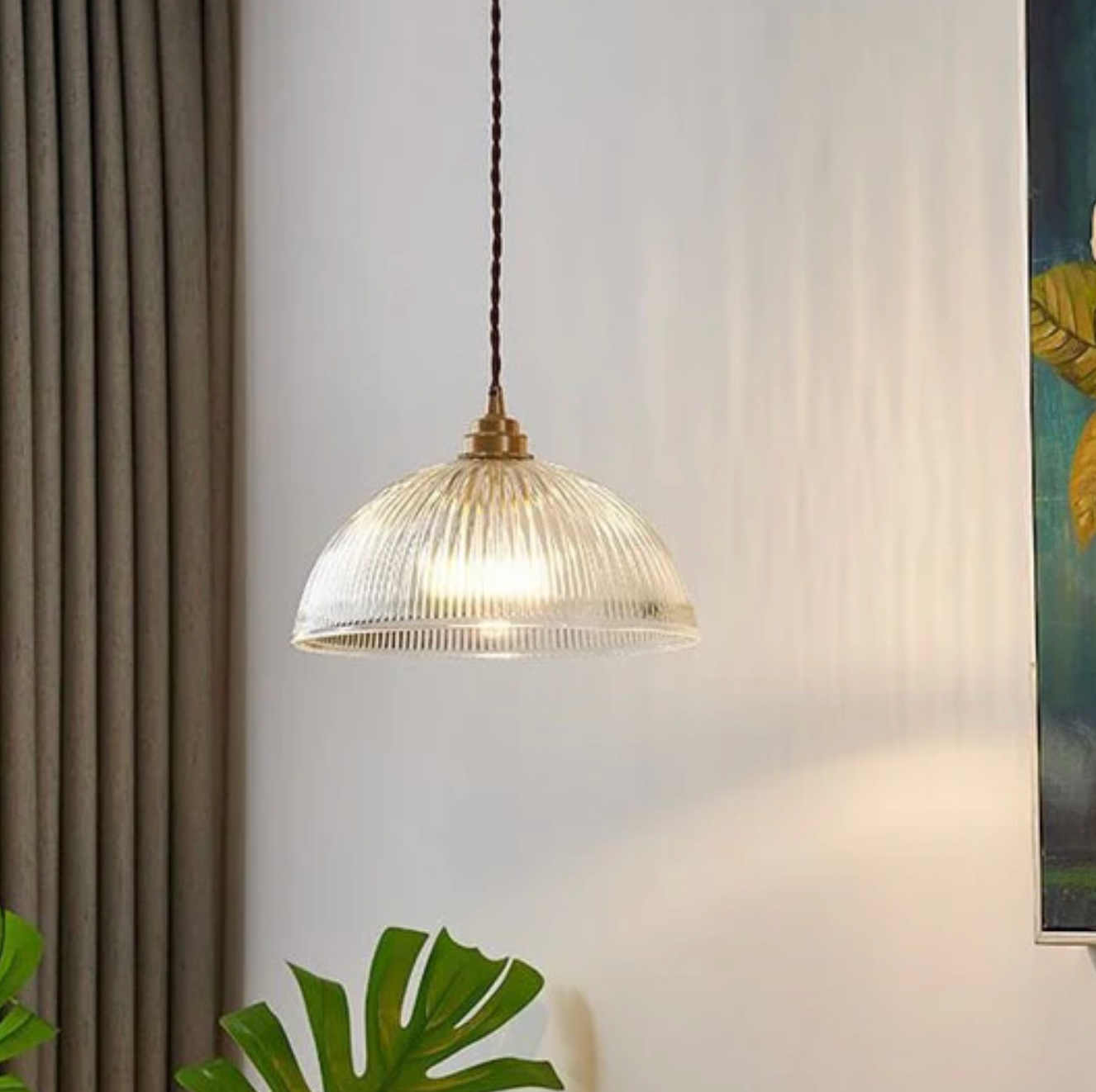 Retro pendellampe med riflet glaskuppel og messingfinish