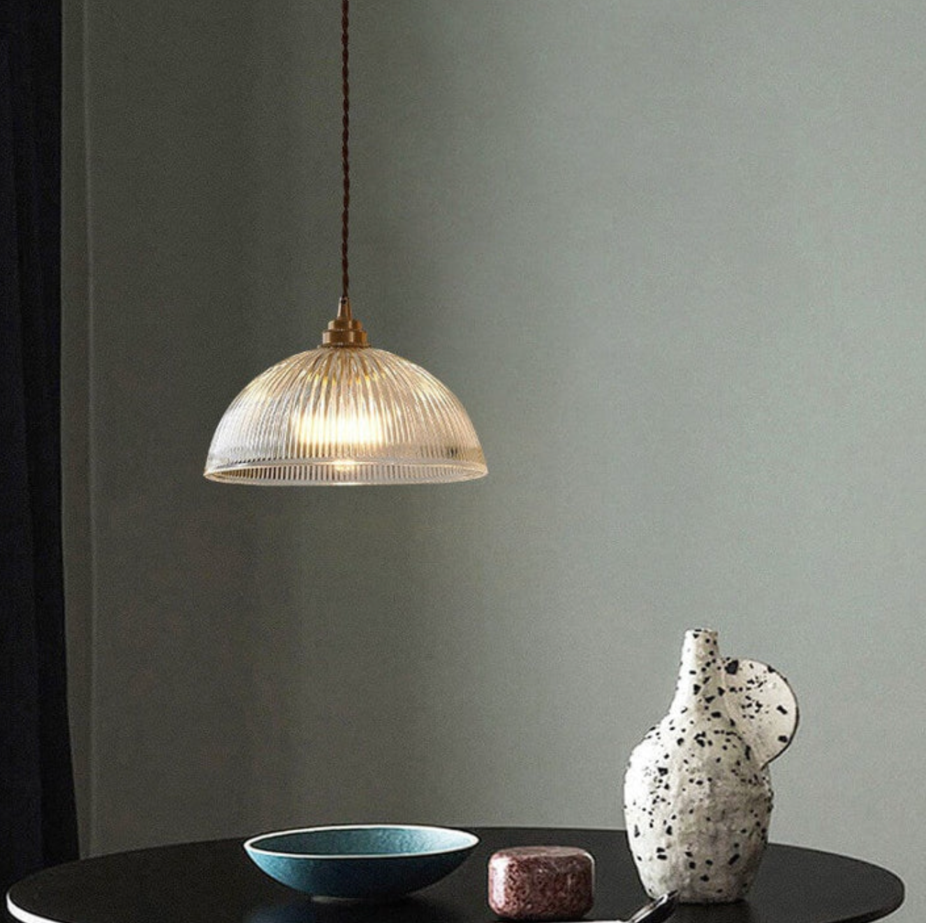 Retro pendellampe med riflet glaskuppel og messingfinish