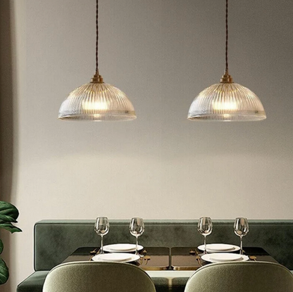 Retro pendellampe med riflet glaskuppel og messingfinish