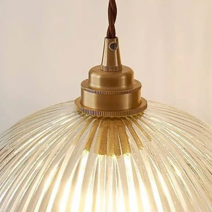 Retro pendellampe med riflet glaskuppel og messingfinish