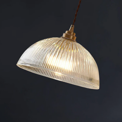 Retro pendellampe med riflet glaskuppel og messingfinish