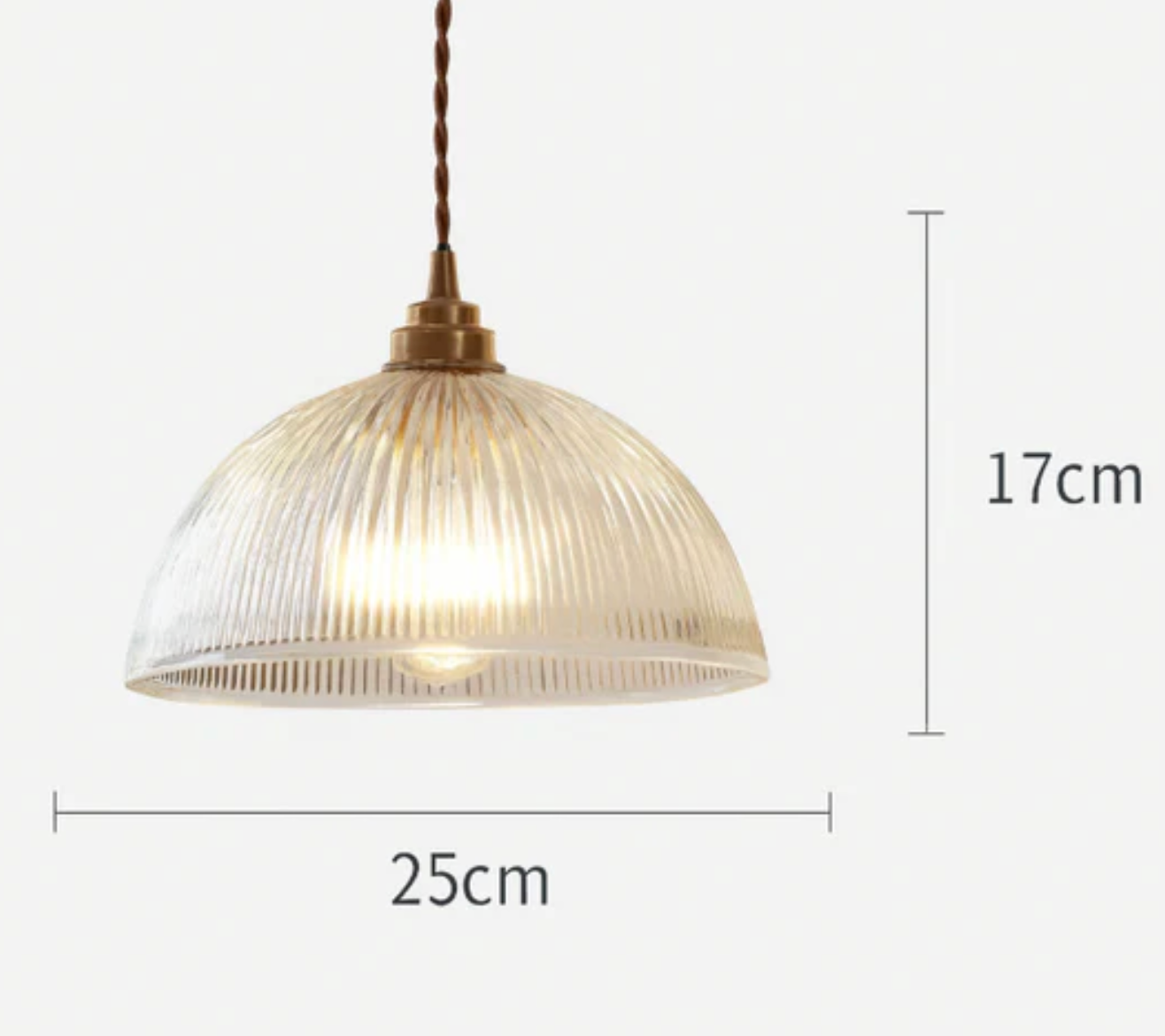 Retro pendellampe med riflet glaskuppel og messingfinish