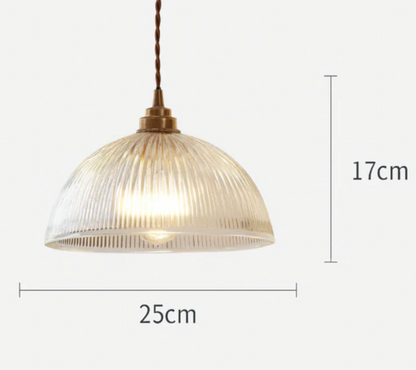 Retro pendellampe med riflet glaskuppel og messingfinish