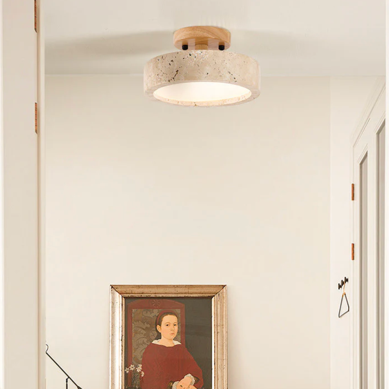 Minimalistisk loftlampe i travertin og træ