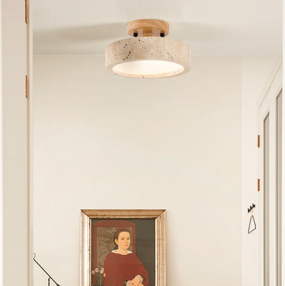 Minimalistisk loftlampe i travertin og træ