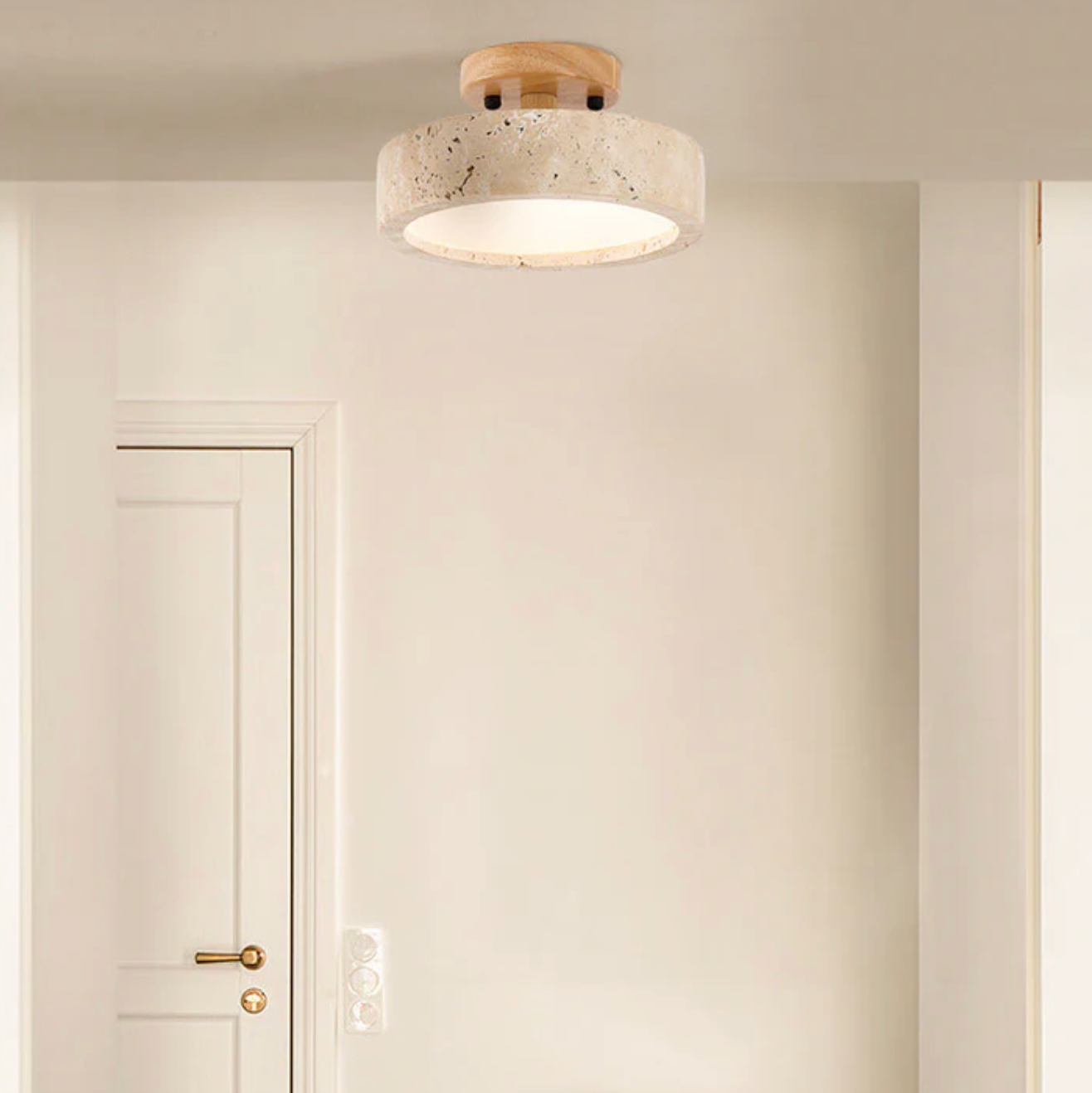 Minimalistisk loftlampe i travertin og træ