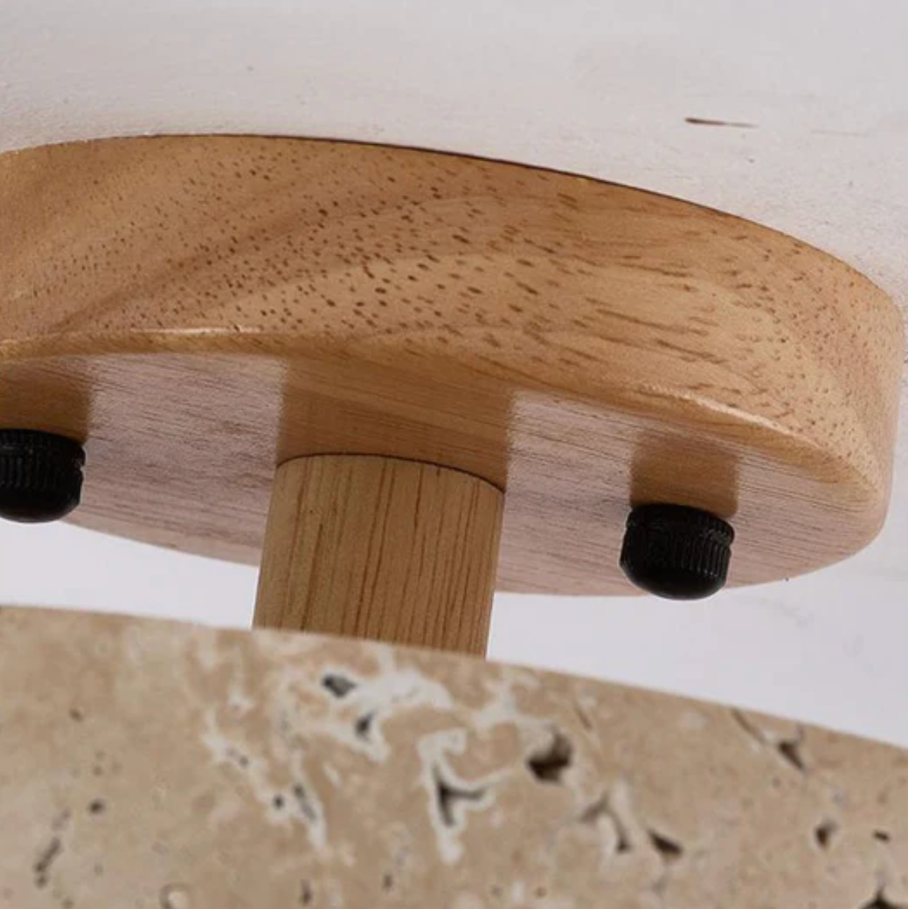 Minimalistisk loftlampe i travertin og træ