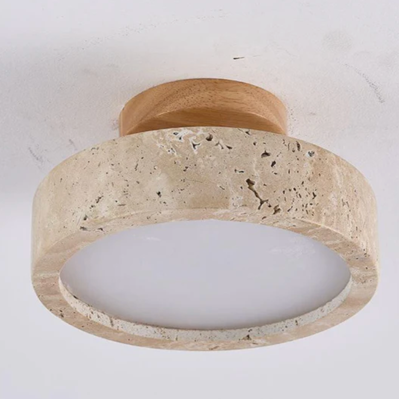 Minimalistisk loftlampe i travertin og træ