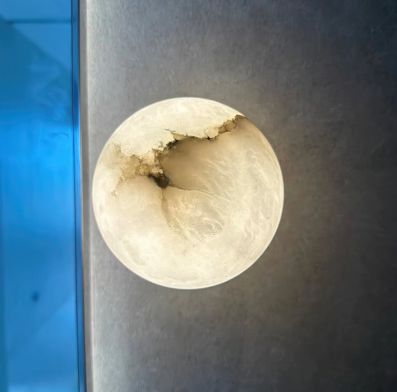 Væglampe med marmoreffekt – moderne LED-kuglelampe