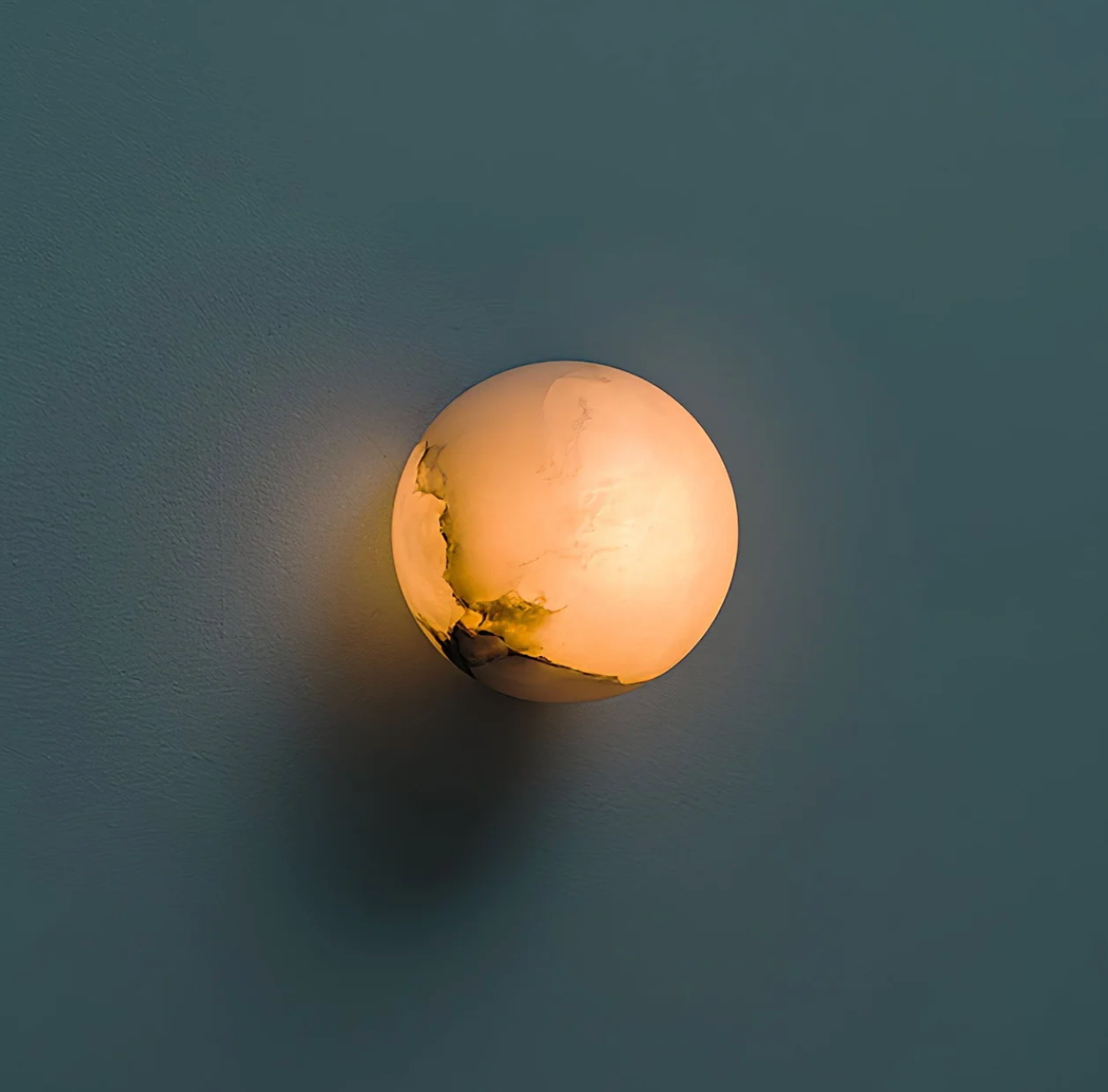Væglampe med marmoreffekt – moderne LED-kuglelampe