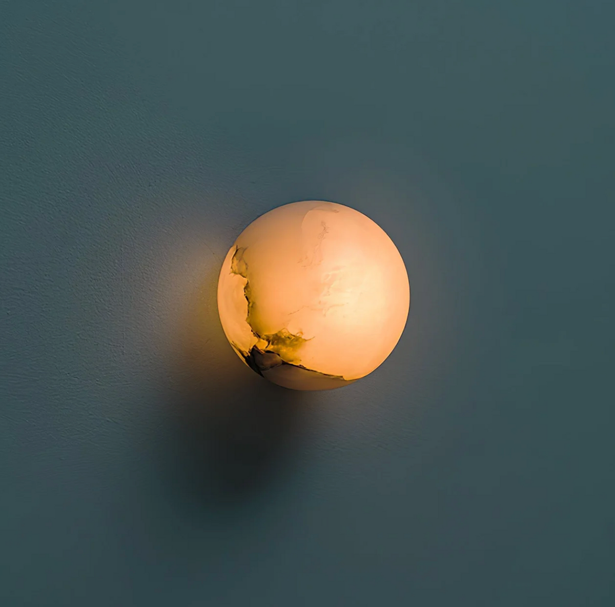 Væglampe med marmoreffekt – moderne LED-kuglelampe