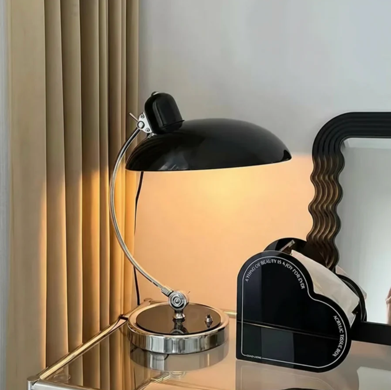 Retro bordlampe i metal med forkromet fod