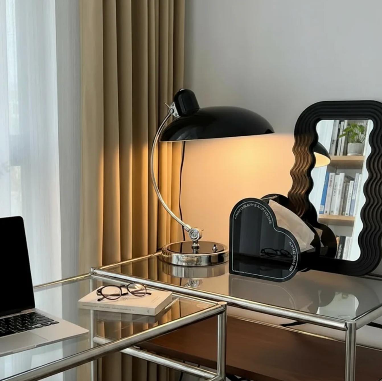Retro bordlampe i metal med forkromet fod