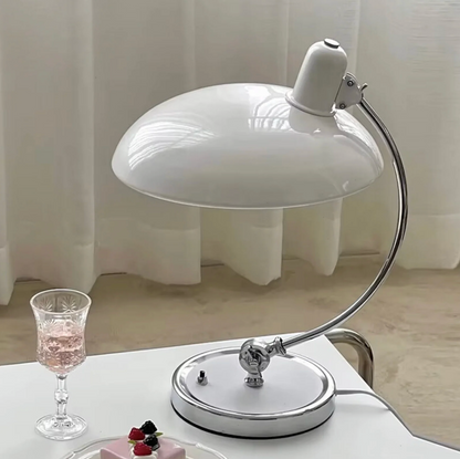 Retro bordlampe i metal med forkromet fod