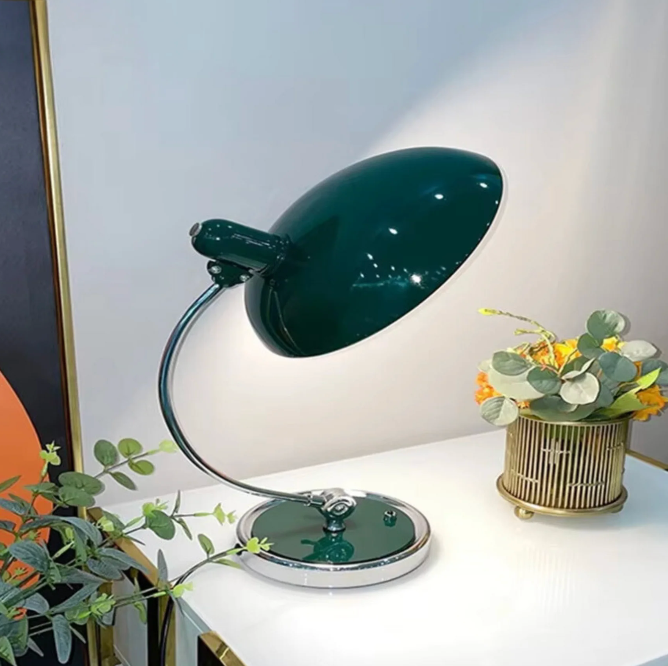 Retro bordlampe i metal med forkromet fod