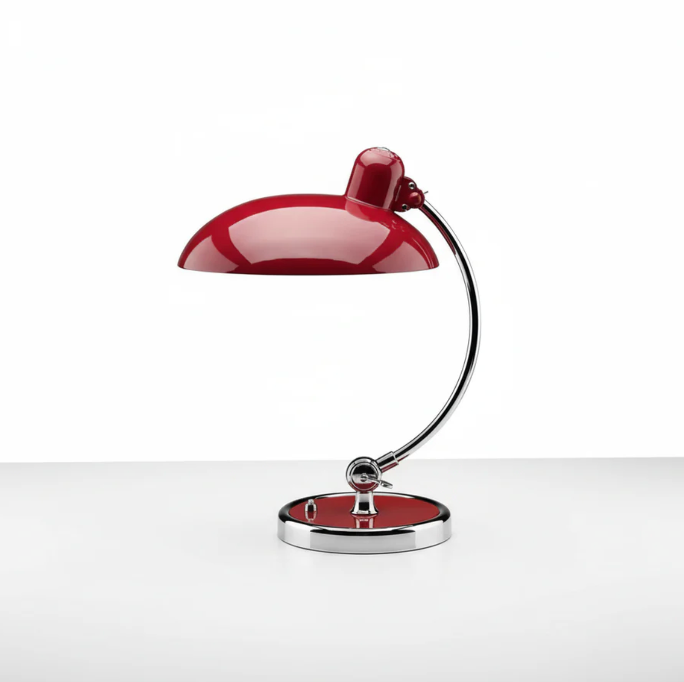 Retro bordlampe i metal med forkromet fod