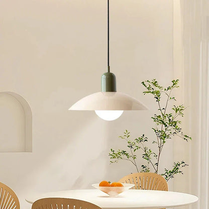 Moderne pendellampe med tofarvet design