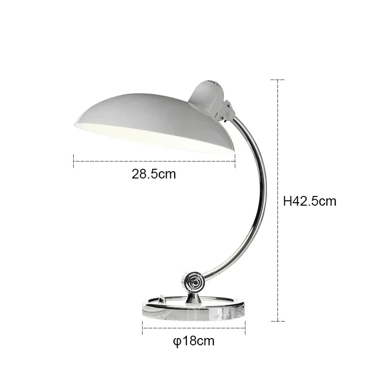 Retro bordlampe i metal med forkromet fod