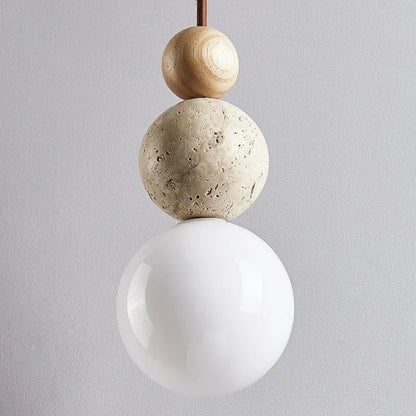 Moderne pendellampe med detaljer i træ, beton og glas