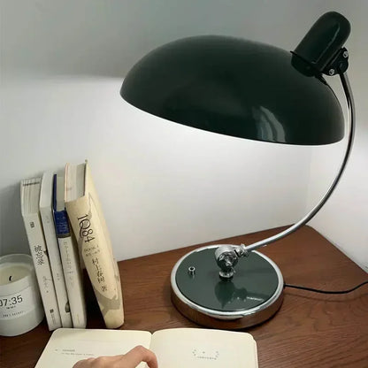 Retro bordlampe i metal med forkromet fod
