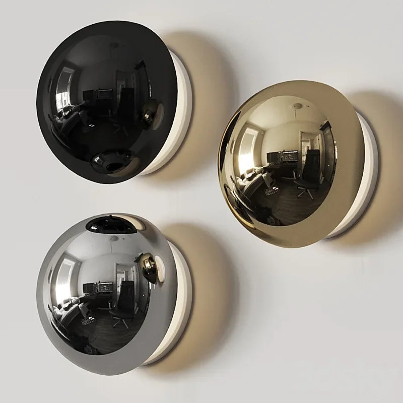 Moderne LED-væglampe med spejlkugle og halo-effekt