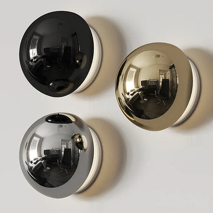 Moderne LED-væglampe med spejlkugle og halo-effekt