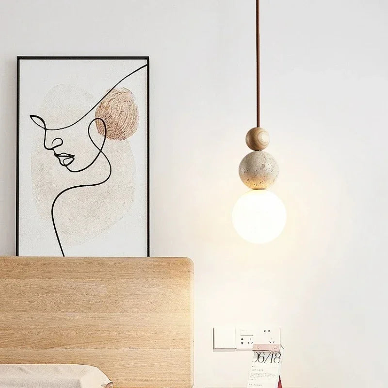 Moderne pendellampe med detaljer i træ, beton og glas